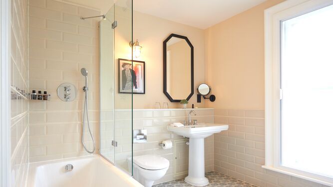 Grand_triple_bathroom