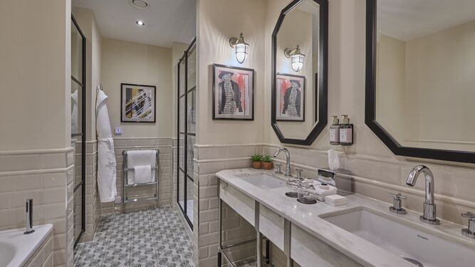 Grand suite bathroom